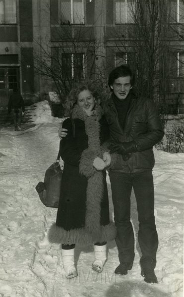 KKE 4313.jpg - Anna Hajduk i Tomasz Usowicz przed Politechniką Gdańską. Gdańsk, 8 III 1987 r.